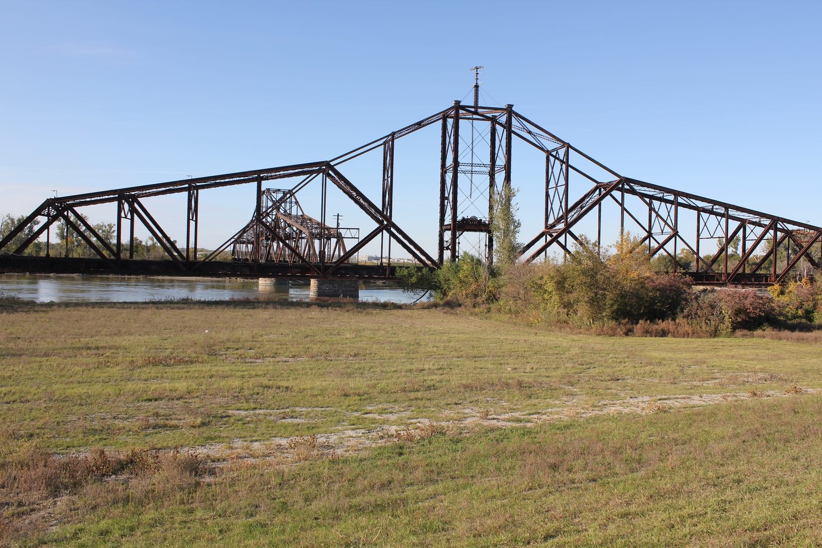 Overview from Iowa (east) side